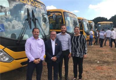 Capim Branco recebe novo ônibus escolar
