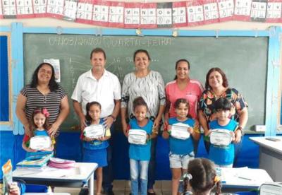 Prefeito e Secretária de Educação entregam Mini Kits escolares