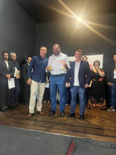 PREFEITO ELVIS PRESLEY RECEBE PRÊMIO “PREFEITO INOVADOR 2026” PELA DISPONIBILIZAÇÃO DO APP PORTAL DE SERVIÇOS